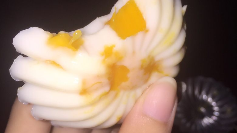 椰汁芒果冻,成型后的椰汁芒果冻最好放冰箱冰一个晚上,第二天就可以脱模了「脱模可用牙签刮菊花模型杯的旁边让椰汁芒果冻脱落。」