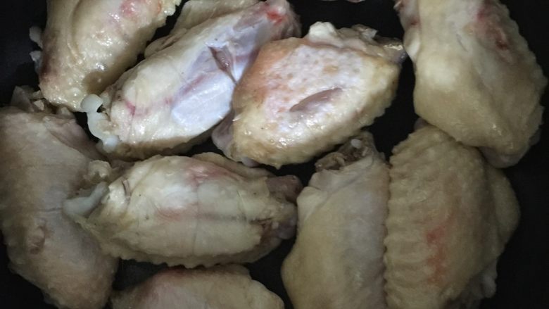 可乐鸡翅,鸡翅处理干净，两面划上几刀