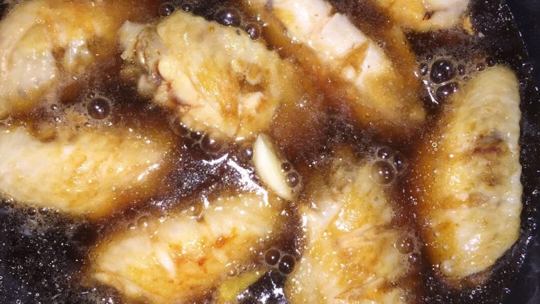 可乐鸡翅,下姜丝，大蒜，一勺酱油，可乐漫过鸡翅大火烧开后，改成慢火