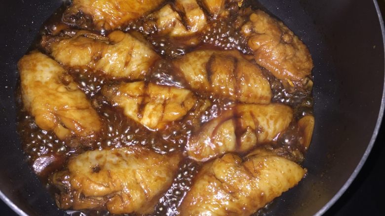 可乐鸡翅,当中开锅翻转酱下鸡翅，保证鸡翅不粘锅，慢慢收汁....