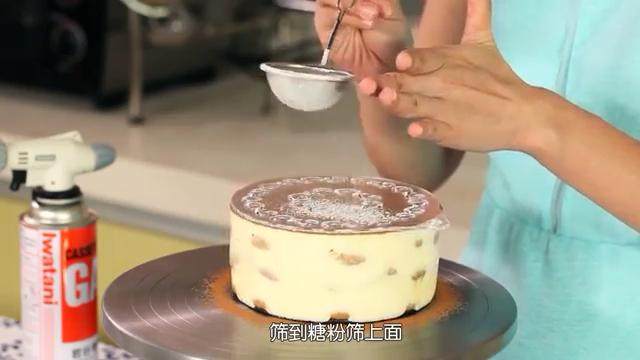 提拉米苏,提拉米苏装饰,这里用的是防潮可可粉和防潮糖粉,用糖粉筛出图案,就非常的漂亮喽
