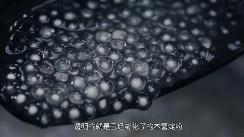 丸子椰汁西米露,西米倒进去之后大火开盖煮15分钟的样子,要时不时用勺子去拌匀一下,防止西米粘底,时间是不固定的,煮到这个西米中间那白色的心,只剩下这么一点,就可以关火了