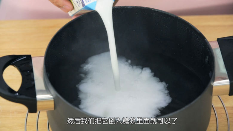 丸子椰汁西米露,首先把糖和水全部倒入锅中煮沸腾,糖完全融化,然后关火,在一旁放凉一会。<a style='color:red;display:inline-block;' href='/shicai/ 635'>椰浆</a>必须充分摇匀,把里面的脂肪和蛋白质完全混匀后倒入糖水里面,否则会有结块的出现,打散也没问题的