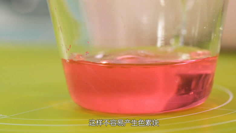 丸子椰汁西米露,椰汁西米露做好之后我们来做心形丸子,其实这个丸子就是汤圆,有颜色的部分可以用色素或者天然的果汁代替,先用两根牙签取一点色素出来,与一滴水混合,色素完全融合之后,再把剩下的水混进去,这样不容易出现色素的结块