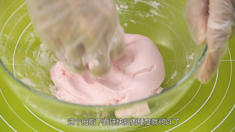 丸子椰汁西米露,把调好色素的水倒进去,和匀成面团,软硬程度结晶拇指下面的那块肌肉就差不多了,不同牌子的糯米粉吸水性都不一样,软了就加糯米粉,硬了就一滴一滴的加水,完全混匀看看状态,软硬适中就可以开始做心形啦