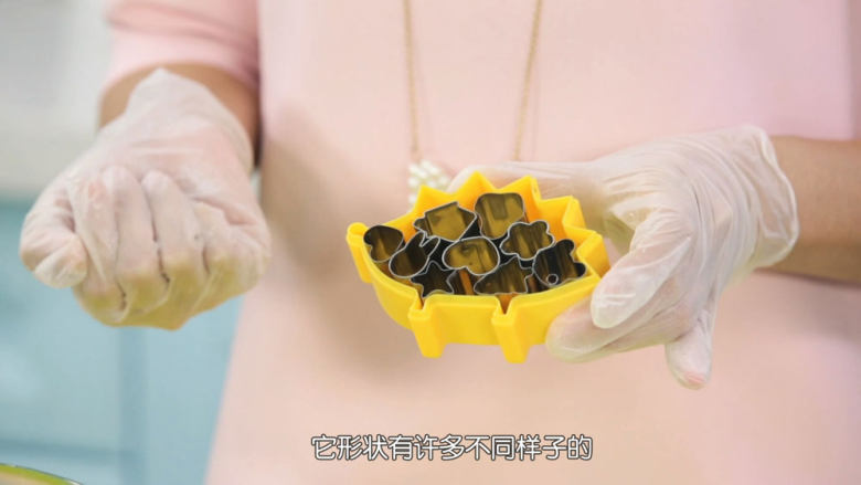 丸子椰汁西米露,我们可以用模具来辅助塑形,这是最方便的,可以准备视频中的水果小切模,或者是饼干压模都可以,你喜欢压什么样子都可以,不要太大,一片糯米团煮出来不好吃的,配方中是要准备两份丸子的量的,因为我们要做两个颜色,不用的那一份要用保鲜膜密封,否则表皮很容易干的,干了就不好压模了