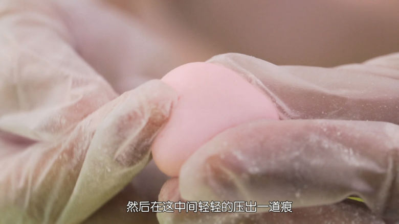 丸子椰汁西米露,那没有模具的朋友怎么办呢?同样可以做出来的,我们用手捏一个心形出来,首先把糯米团戳成长条,然后分出一个个差不多大小的小球,戳圆,稍微按扁一点,然后在圆球的下方捏出尖角,上方中间用手指轻轻压出一条痕迹,再稍微整形一下,心形就做好了,不想那么麻烦的朋友可以直接搓成小圆球,七彩丸子也非常可爱哦