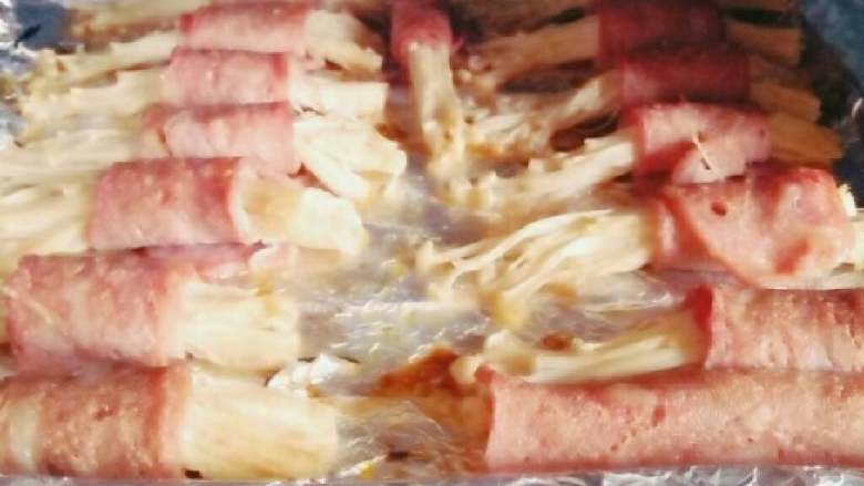 培根卷金针菇烤箱版,180度上下火20分钟，烤箱预热后把烤盘放进去，最后五分钟的时候涂抹<a style='color:red;display:inline-block;' href='/shicai/ 47006'>烧烤酱</a>^_^OK～