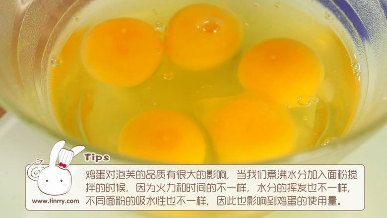 香草泡芙,把<a style='color:red;display:inline-block;' href='/shicai/ 9'>鸡蛋</a>打散,油水煮沸之后,要在水还是沸腾的状态下,一次性把过筛好的面粉全部加进去