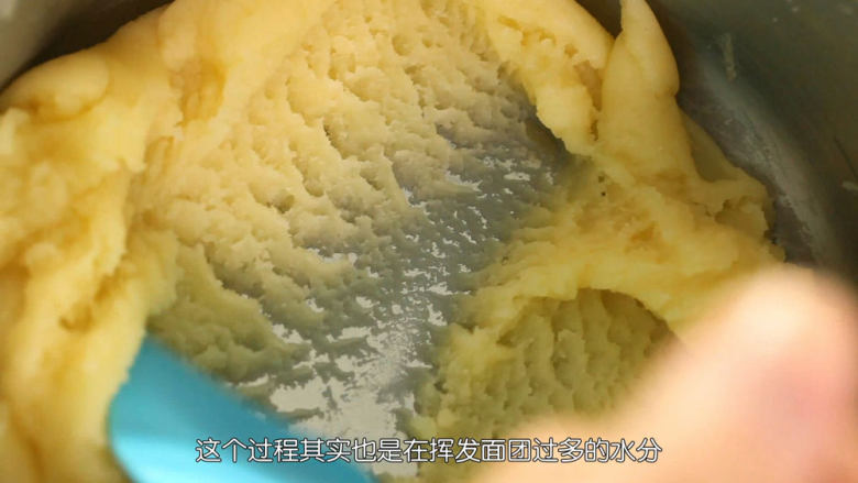 香草泡芙,打蛋器搅拌均匀之后就要转刮刀进行操作了,刮刀用按压的手法来检查这个面团有没有拌匀的时候,就是看看还有没有干粉,这个过程其实也是在挥发面团过多的水分,检查搅拌到没有干粉就可以了
