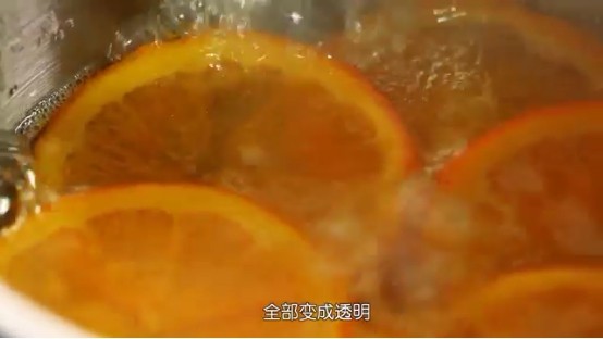 香橙慕斯,橙子煮到白色橙皮变透明之后拿出沥干水分,没有网的朋友可以用厨房纸巾吸取多余水分备用
