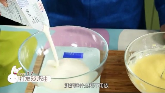 香橙慕斯,淡奶油什么都不用加,打发至浓稠状纹路出现但马上消失的状态,把淡奶油倒一半到冷却成浓稠状的蛋黄糊里面搅拌均匀