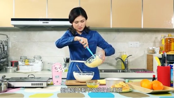 香橙慕斯,然后再倒进剩余的淡奶油里面搅拌均匀,蛋糕片抹上煮橙汁剩余的糖浆,可以加点朗姆酒,没有可不加