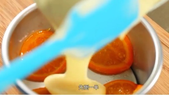 香橙慕斯,慕斯糊倒进去模具一半,放一片涂过糖浆的蛋糕片,再倒入剩下的慕斯糊,放进另外一片涂过糖浆的蛋糕片,让蛋糕片尽量和慕斯糊平行