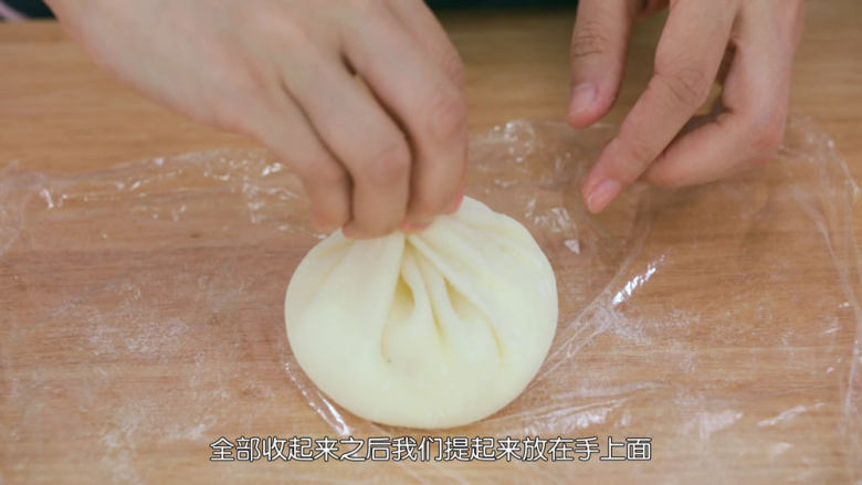 雪媚娘大福,芒果雪媚娘:取一张皮出来,皮在放置期间,会轻微的回缩,我们要用手稍微轻轻拉扯一下,让它再次延展开,然后放一点淡奶油在皮的中间,再把芒果轻轻铺上去,再用淡奶油盖着,如果家里面有戚风的蛋糕的话,还可以掰一小块放在这上面,味道非常不错的呢,然后按照对角线这样把皮收起来,最后捏紧,收口部分的皮不能碰到淡奶油,否则就封不住了,这个要注意,多余的面团,我们可以揪掉,揪掉的位置要抹一点手粉,否则会粘,放在纸杯里面团圆一点,芒果雪媚娘就做好了