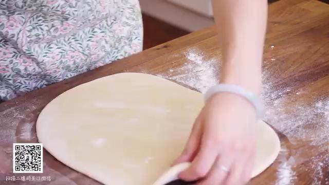 丹麦酥皮面包,把面团放在撒了干粉的案板上,用擀面杖压扁擀成长方形面片