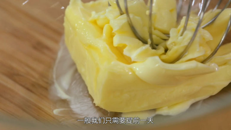 椰子脆片,首先,我们的无盐黄油一定要室温软化到糊糊状,用打蛋器可以很轻易的就打散的状态