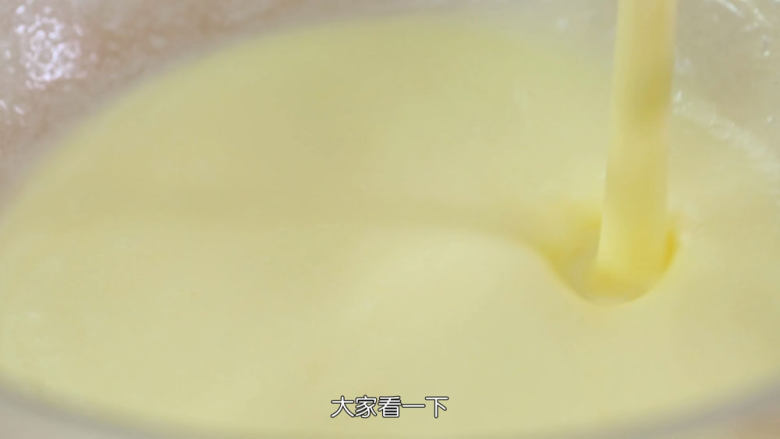椰子脆片,必须把之前一半的蛋清混匀之后才能把剩余的蛋清加进去,否则会使得黄油更加混不匀(实在混不匀,请注意视频中的小贴士方法补救),直到混匀变成比较稀的糊糊状