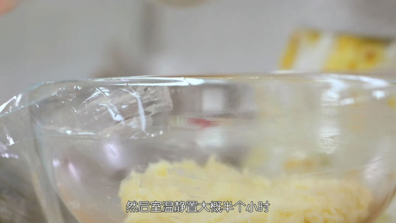 椰子脆片,做好的椰子脆片的面糊还是比较软的,这个时候我们要盖上保鲜膜,静置至少半个小时,让椰蓉充分把黄油吸进去,然后才可以进行整形和烘烤