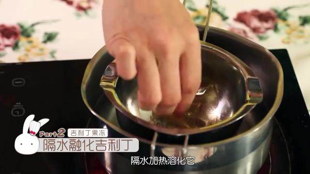 意大利水果布丁,隔水融化吉利丁,倒入200g果汁中,再倒入模具