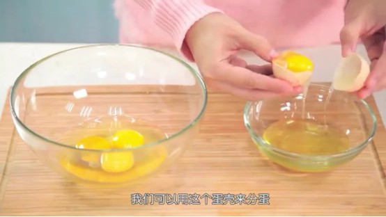 柠檬纸杯蛋糕,打蛋盆打入两个全蛋,再打入两个<a style='color:red;display:inline-block;' href='/shicai/ 15'>蛋黄</a>,微微打散后加盐和糖打发至浓稠,再用手动打蛋器搅拌均匀