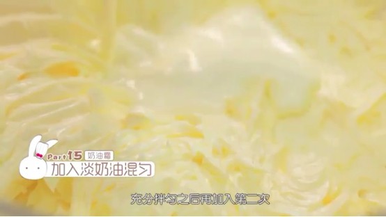 柠檬纸杯蛋糕,淡奶油分两次加入,每次加入都要充分拌匀,第二次时加入15毫升<a style='color:red;display:inline-block;' href='/shicai/ 780'>香草精</a>