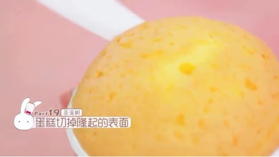 柠檬纸杯蛋糕,没有杏仁片的蛋糕将表面切皮,在中间挤入奶油,放上<a style='color:red;display:inline-block;' href='/shicai/ 592'>草莓</a>固定