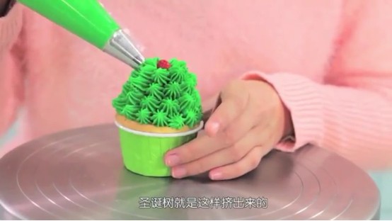 柠檬纸杯蛋糕,围绕草莓挤出圣诞树雏形,撒上糖珠、顶部插入五角星圣诞树蛋糕就做好了