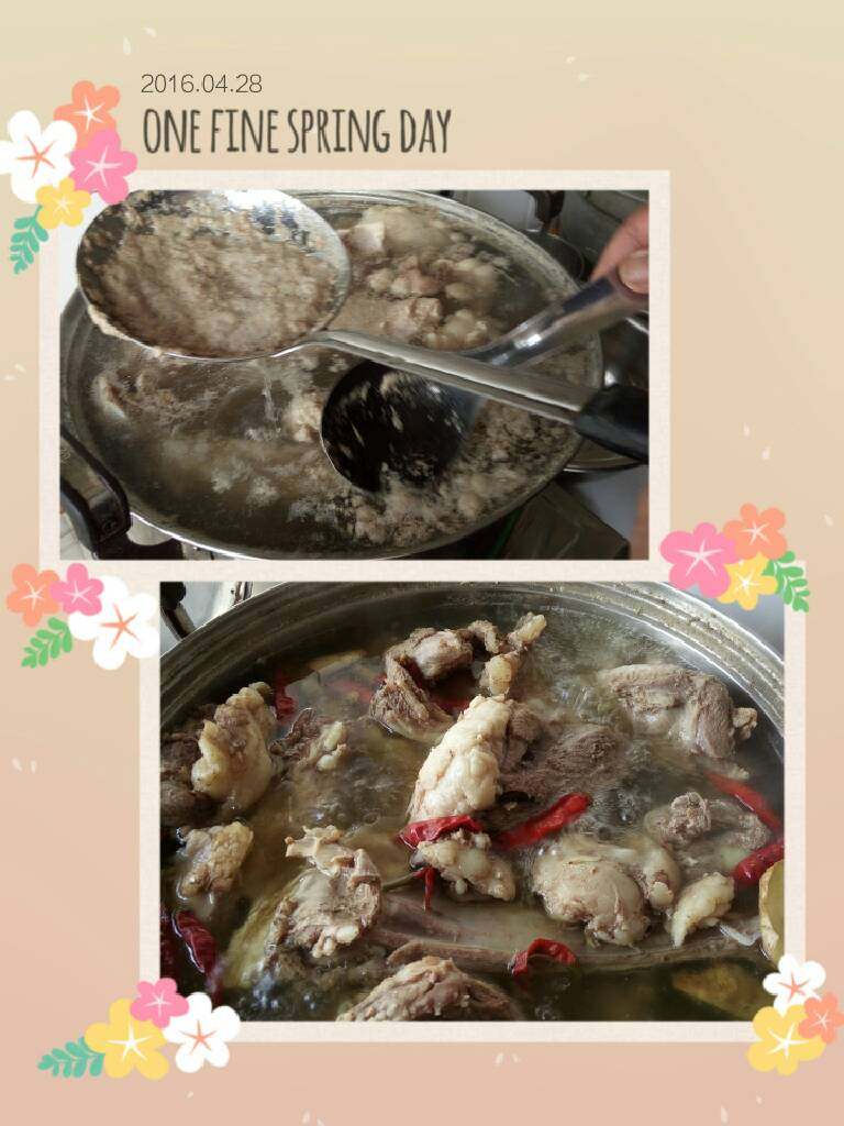 羊肉泡馍,等锅开后,先撇去泡沫,再下料