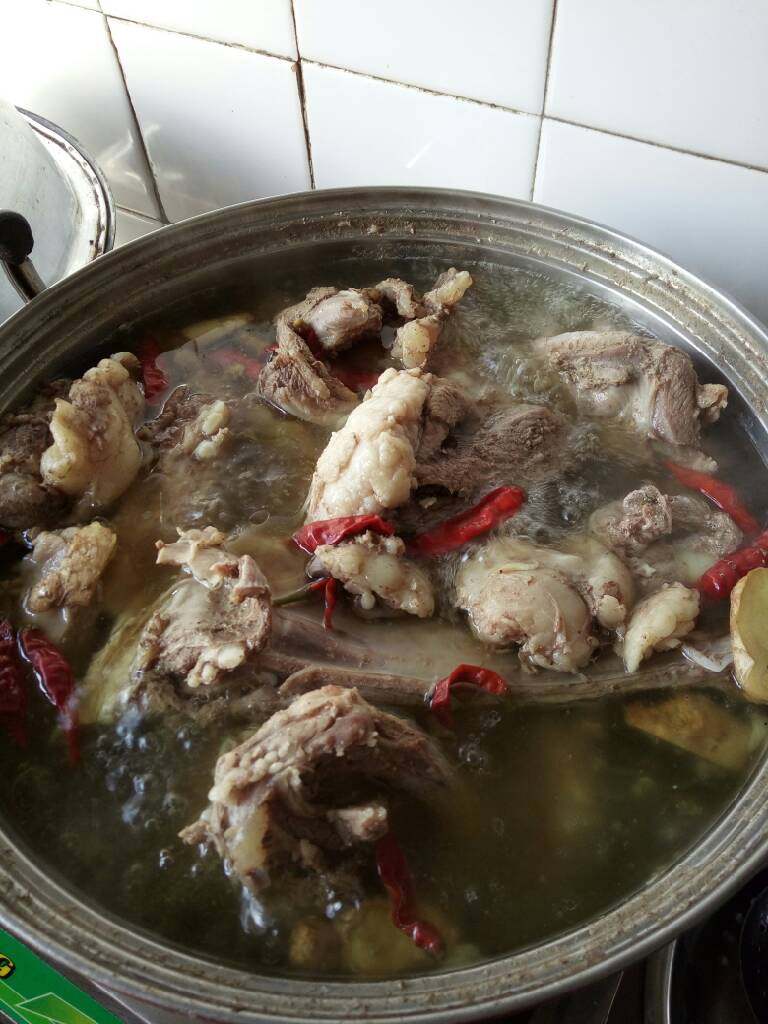 羊肉泡馍,先大火炖半小时,然后小火🔥炖三到四个小时