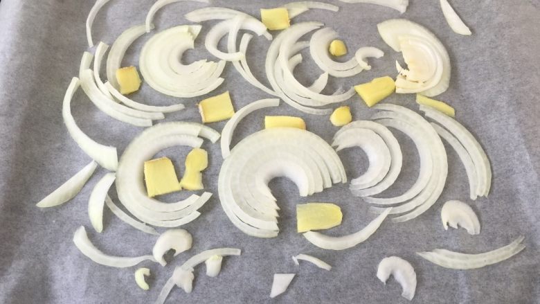 豆豉风味烤鱼,烤盘铺上锡纸或油纸,防止汤汁烤糊粘在烤盘上不好清洗。姜片和<a style='color:red;display:inline-block;' href='/shicai/ 29'>洋葱</a>平铺在烤盘上,然后我们再来处理一下鱼。