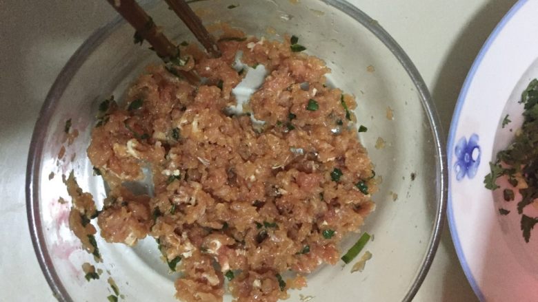 馄饨,把材料准备好、<a style='color:red;display:inline-block;' href='/shicai/ 414'>猪肉</a>剁细、放入碗中、再放点盐，<a style='color:red;display:inline-block;' href='/shicai/ 756'>鸡精</a>（<a style='color:red;display:inline-block;' href='/shicai/ 756'>鸡精</a>更香）酱油、<a style='color:red;display:inline-block;' href='/shicai/ 3250'>葱</a>、搅拌差不多十分钟