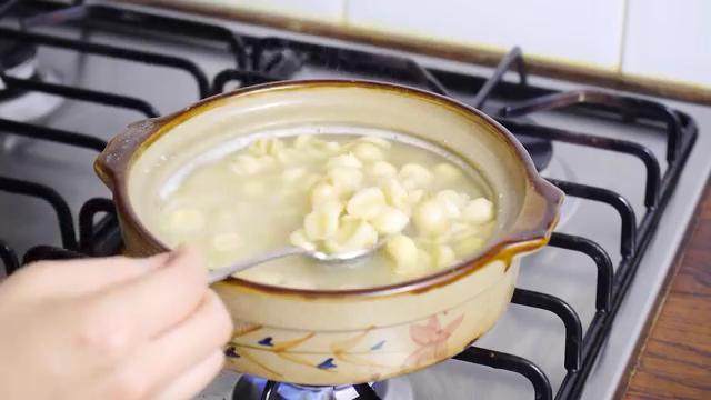 蛋黄莲蓉月饼,处理好的莲子放入炖锅之中,加入没过莲子的清水,大火煮开转小火炖两小时,直至汤汁浑浊即可