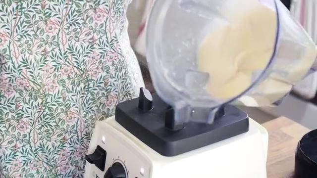 蛋黄莲蓉月饼,把莲子连汤倒入搅拌机,把莲子搅打至非常细腻的状态即可