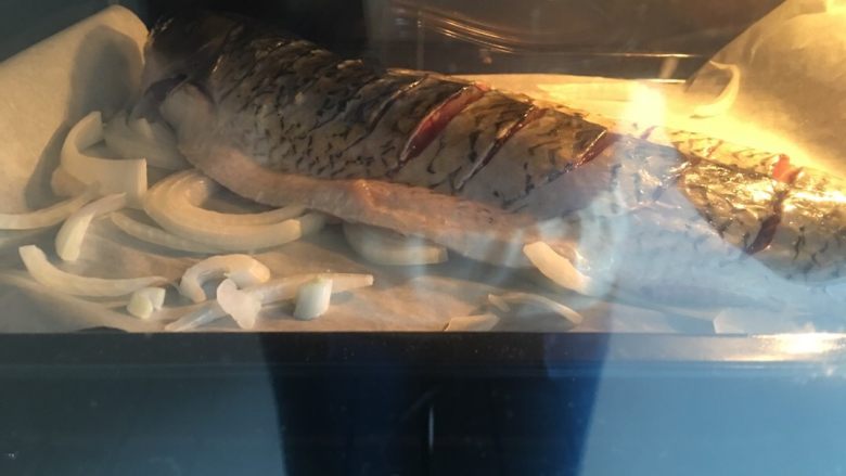 豆豉风味烤鱼,用料油刷在腌制好的鱼身上,可以多刷一些,放进200度的烤箱中层。