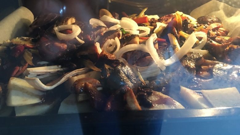 豆豉风味烤鱼,有一步没有图。炒锅放少许油,下葱姜炒香,倒入<a style='color:red;display:inline-block;' href='/shicai/ 694'>豆豉</a>翻炒,再倒入<a style='color:red;display:inline-block;' href='/shicai/ 230'>香菇</a>胡萝卜腐竹等配菜炒匀,加入生抽和糖调味,倒入适量开水,略煮一下,就可以把配菜和汤汁倒入烤盘里,尽量把菜倒在周边,汤倒在鱼身上。继续200度烤箱10分钟。喜欢吃火大就多烤会。