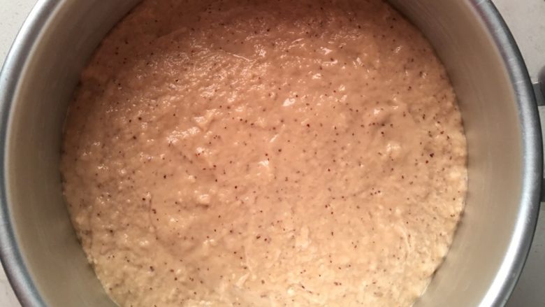 红枣发糕,倒入模具,盖保鲜膜发酵2小时