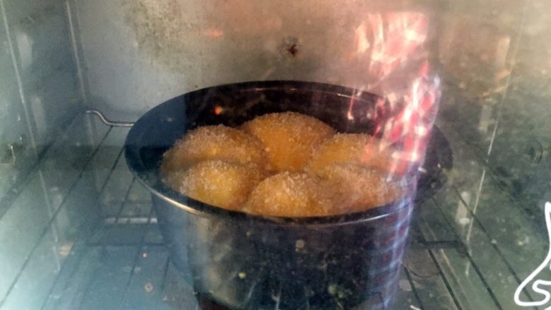 椰蓉蛋黄面包,入烤箱中下层,上下火180度烤25分钟左右。