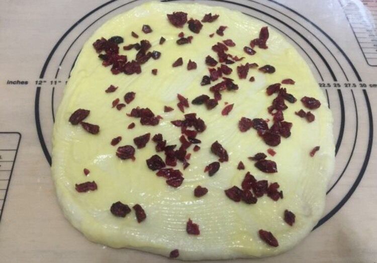蔓越莓面包,将辅料里的黄油和<a style='color:red;display:inline-block;' href='/shicai/ 893'><a style='color:red;display:inline-block;' href='/shicai/ 893'>炼乳</a></a>放微波炉中20秒，搅拌均匀成<a style='color:red;display:inline-block;' href='/shicai/ 893'><a style='color:red;display:inline-block;' href='/shicai/ 893'>炼乳</a></a>黄油酱，均匀涂抹在面饼上，然后撒上蔓越莓干（<a style='color:red;display:inline-block;' href='/shicai/ 893'><a style='color:red;display:inline-block;' href='/shicai/ 893'>炼乳</a></a>黄油酱和蔓越莓干要留些后面用）