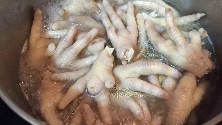 白云凤爪,<a style='color:red;display:inline-block;' href='/shicai/ 89'>鸡爪</a>洗干净剪指甲烧开<a style='color:red;display:inline-block;' href='/shicai/ 156925'>水</a>放下去飞<a style='color:red;display:inline-block;' href='/shicai/ 156925'>水</a>，片刻捞起冲洗，再烧开<a style='color:red;display:inline-block;' href='/shicai/ 156925'>水</a>放料酒或<a style='color:red;display:inline-block;' href='/shicai/ 900'>白酒</a>姜丝<a style='color:red;display:inline-block;' href='/shicai/ 89'>鸡爪</a>滚5分钟左右吧，喜欢软点的时间长些，捞起用冷开<a style='color:red;display:inline-block;' href='/shicai/ 156925'>水</a>冲洗至凉，再用冰<a style='color:red;display:inline-block;' href='/shicai/ 156925'>水</a>（可饮用的）或冷<a style='color:red;display:inline-block;' href='/shicai/ 156925'>水</a>泡半个小时