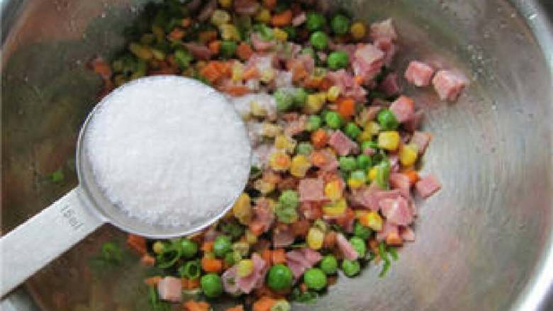 三宝玉米饼,加入适量盐、糖和胡椒粉(糖可以稍多一点儿)