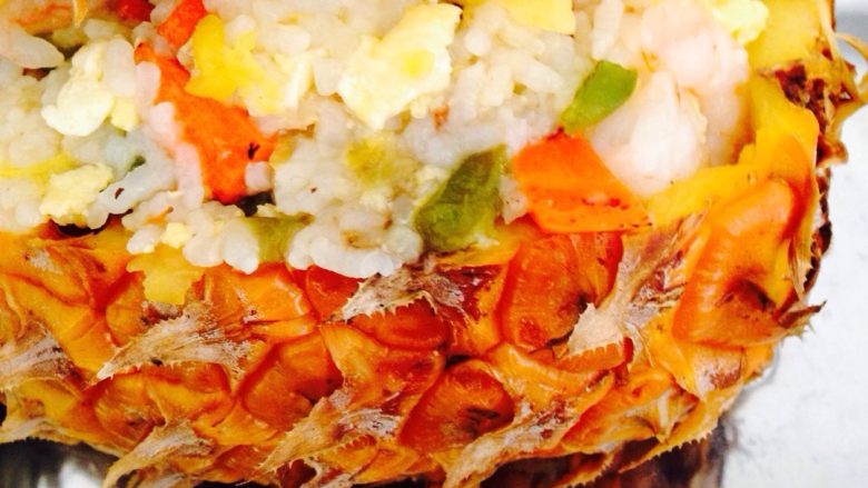 菠萝饭,放入菠萝壳内蒸三分钟即可出锅食用