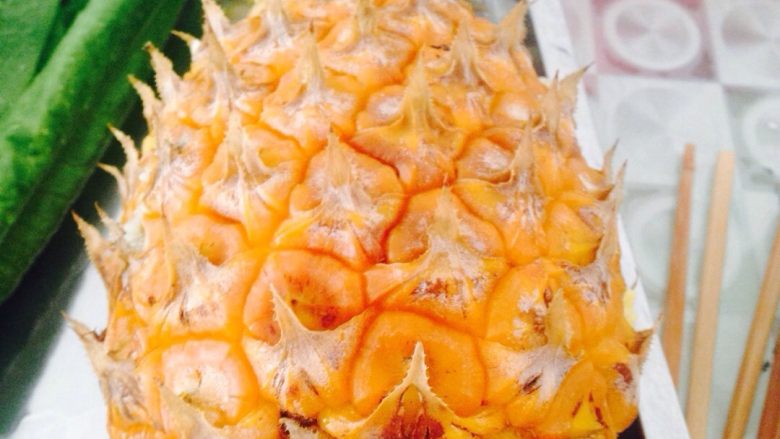 菠萝饭,呛锅之后放入胡萝卜炒几分钟依次放入青椒，米饭，鸡蛋，菠萝，炒到颗粒比较分明，菠萝出香味放适量盐