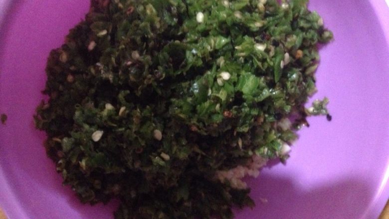 新蒜泥白肉,准备好的辣椒和蒜泥,加入适量盐,鸡精味精,加少量香油和熟油拌好,根据个人口味,喜欢吃酸辣的童鞋可以适当加点醋哦