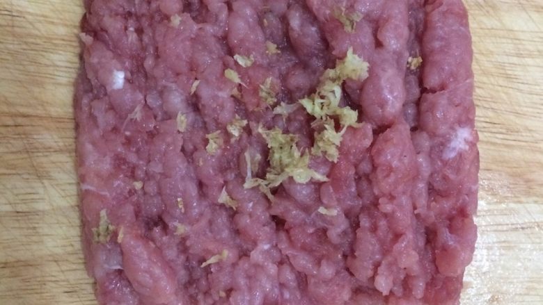 韭菜香菇肉饺,肉剁碎,加姜末