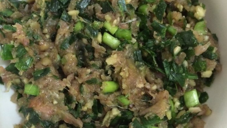 韭菜香菇肉饺,剁至肉馅能用手轻轻捻开,加入盐和调味料