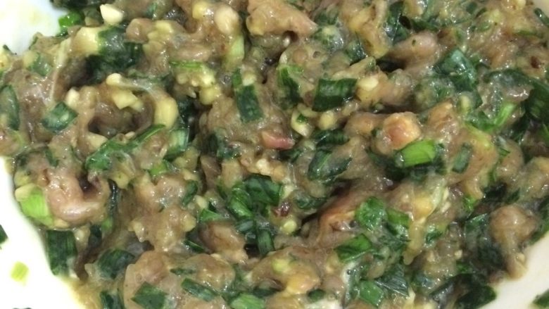 韭菜香菇肉饺,加入麻油和<a style='color:red;display:inline-block;' href='/shicai/ 9'>鸡蛋</a>,搅拌均匀