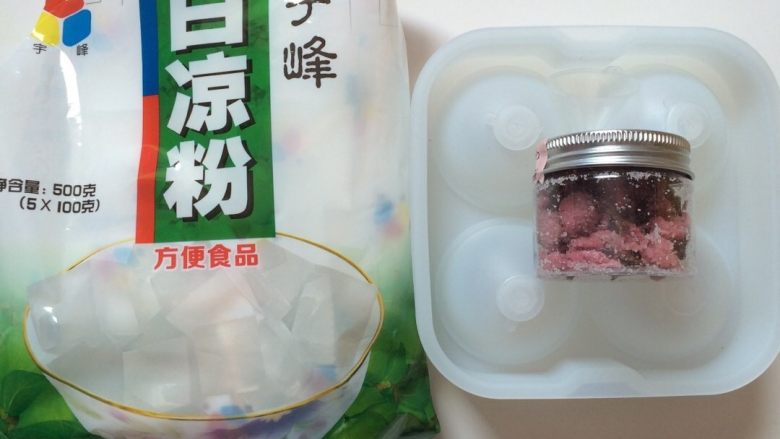 水信玄饼,准备材料:<a style='color:red;display:inline-block;' href='/shicai/ 6391'>白凉粉</a>、盐渍樱花,水信玄饼模具