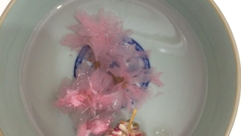 水信玄饼,盐渍樱花用温水泡开,多换几次水,去除咸味