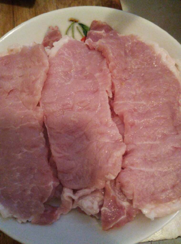 炸里脊猪排,用刀背拍里脊肉,如图即可